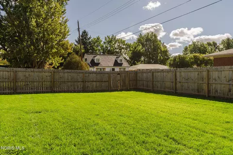 Exterior - 255 E Yates Ave, Findlay, OH 45840 photo 8 of 10