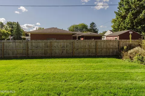 Exterior - 255 E Yates Ave, Findlay, OH 45840 photo 7 of 10