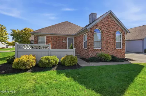 222 Stonegate Blvd, Bowling Green, OH 43402