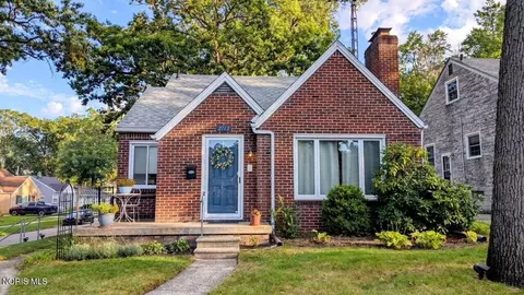 2712 Grantwood Dr, Toledo, OH 43613