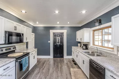 Kitchen - 06358 County Road H, Edon, OH 43518 photo 2 of 4