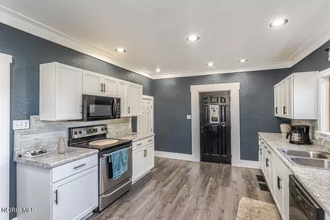 Kitchen - 06358 County Road H, Edon, OH 43518 photo 3 of 4