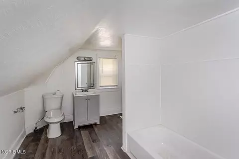 Bath - 427 Everett St, Toledo, OH 43608 photo 1 of 1