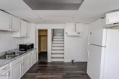 Entry Way - 427 Everett St, Toledo, OH 43608 photo 1 of 2