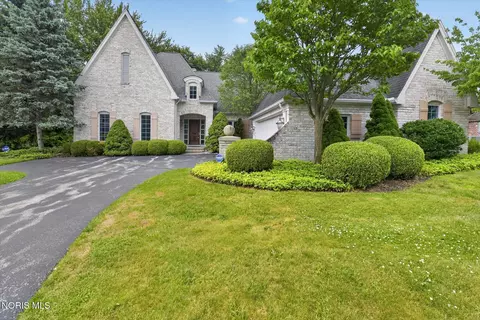 15 Stableside Rd, Ottawa Hills, OH 43615