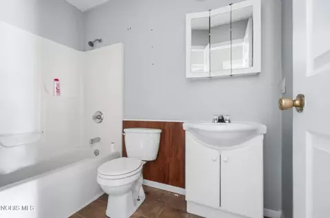 Bath - 602 W Jackson St, Paulding, OH 45879 photo 3 of 4