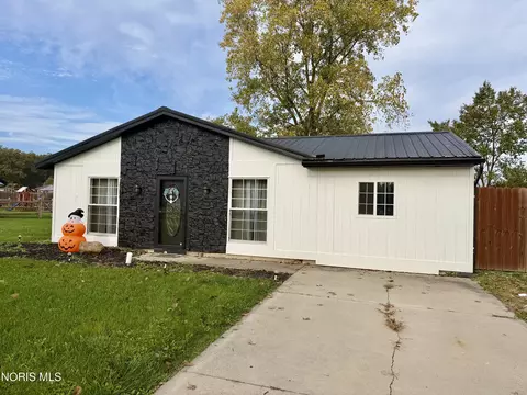 4316 W Rolling Meadows Blvd, Defiance, OH 43512