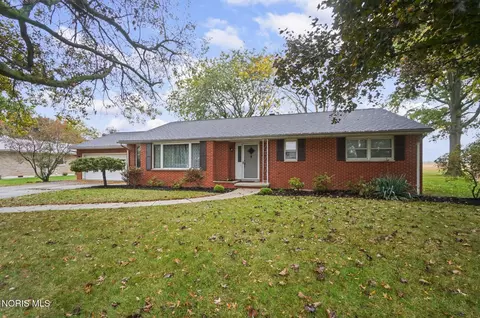 903 Country Club Dr, Fostoria, OH 44830
