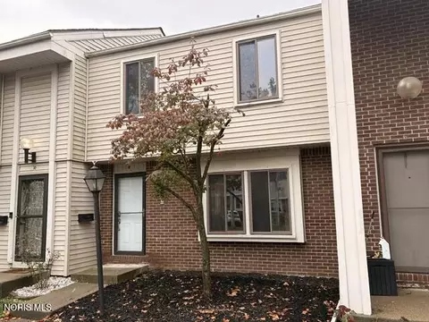8 Meadowbrook Dr, Perrysburg, OH 43551