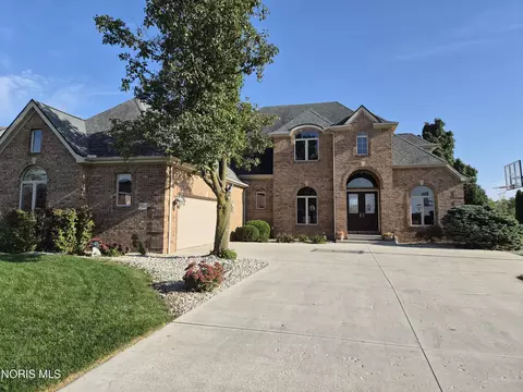 735 Pine Valley Dr, Bowling Green, OH 43402