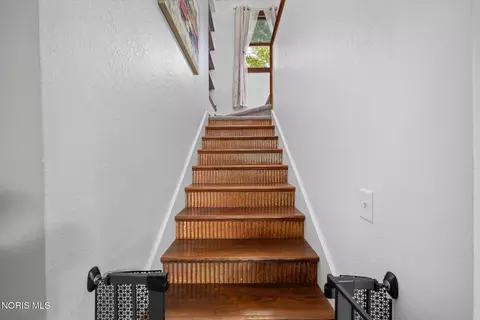 Entry Way - 8520 Cedar Point Rd, Oregon, OH 43616 photo 4 of 5