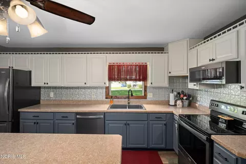 Kitchen - 8520 Cedar Point Rd, Oregon, OH 43616 photo 2 of 4