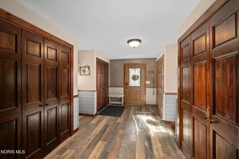 Entry Way - 8520 Cedar Point Rd, Oregon, OH 43616 photo 3 of 5