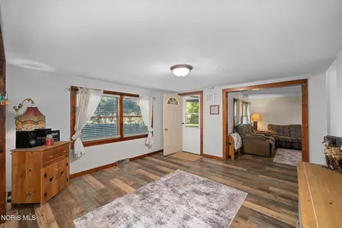 Entry Way - 8520 Cedar Point Rd, Oregon, OH 43616 photo 2 of 5