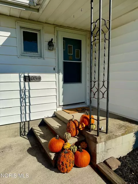 Exterior - 405 E Union St, Walbridge, OH 43465 photo 2 of 3