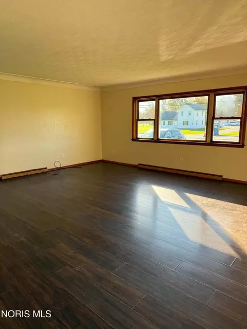 Living - 405 E Union St, Walbridge, OH 43465 photo 1 of 2