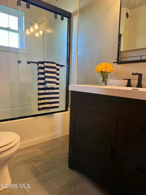 Bath - 405 E Union St, Walbridge, OH 43465 photo 1 of 2