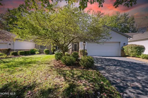 538 Crystal Lake Dr, Holland, OH 43528