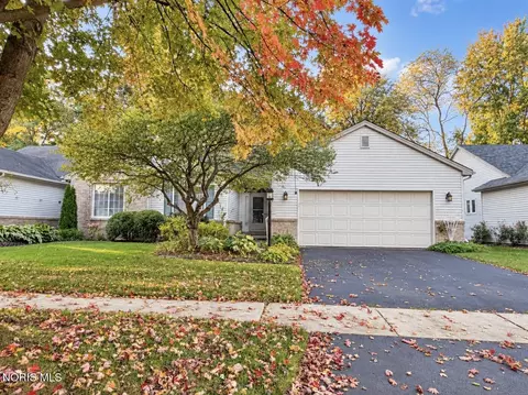 548 Crystal Lake Dr, Holland, OH 43528
