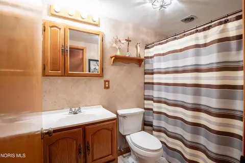 Bath - 115 Buckeye Dr, Antwerp, OH 45813 photo 1 of 3
