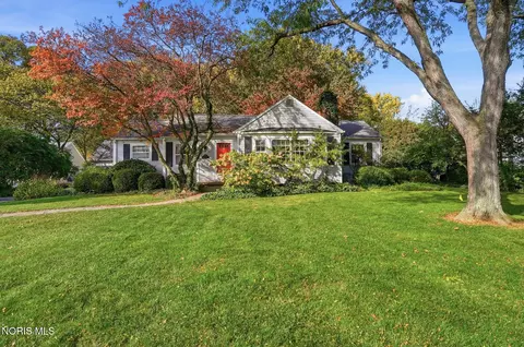 557 Clover Ln, Perrysburg, OH 43551