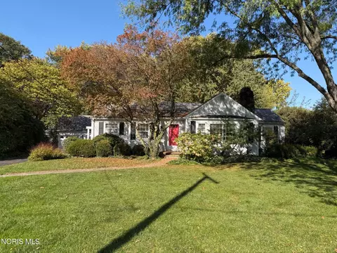 557 Clover Ln, Perrysburg, OH 43551