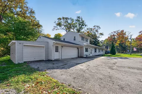 2906 Elmwood Dr, Sylvania, OH 43560