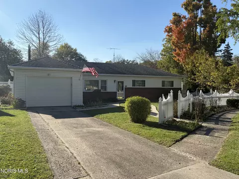 964 Lones Dr, Perrysburg, OH 43551