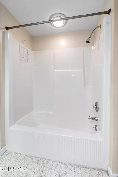 Bath - 1241 Applegate St, Waterville, OH 43566 photo 3 of 3