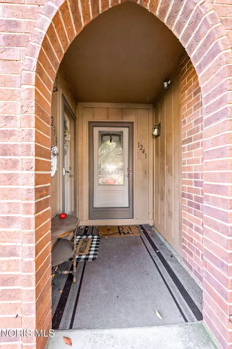 Exterior - 1241 Applegate St, Waterville, OH 43566 photo 3 of 7