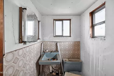 Bath - 29882 Tracy Rd, Walbridge, OH 43465 photo 5 of 5
