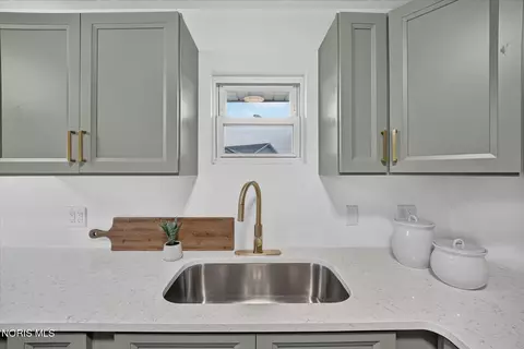 Kitchen - 29882 Tracy Rd, Walbridge, OH 43465 photo 4 of 5