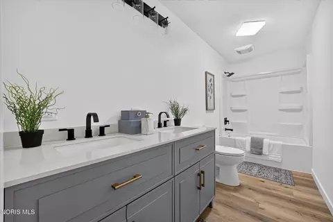 Bath - 29882 Tracy Rd, Walbridge, OH 43465 photo 3 of 5