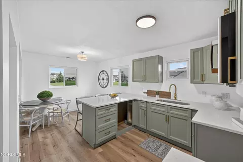 Kitchen - 29882 Tracy Rd, Walbridge, OH 43465 photo 5 of 5