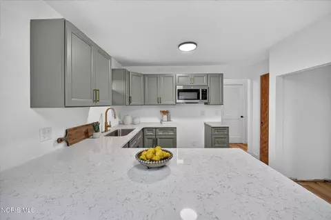 Kitchen - 29882 Tracy Rd, Walbridge, OH 43465 photo 2 of 5