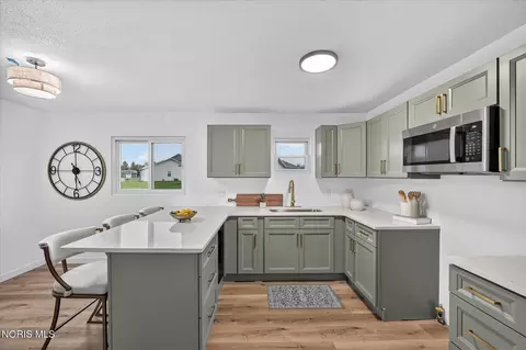 Kitchen - 29882 Tracy Rd, Walbridge, OH 43465 photo 3 of 5