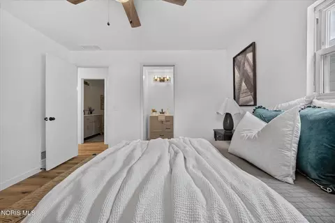 Bedroom - 29882 Tracy Rd, Walbridge, OH 43465 photo 2 of 4