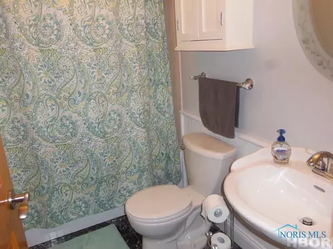 541 8th St, Upper Sandusky, OH 43351 photo 2