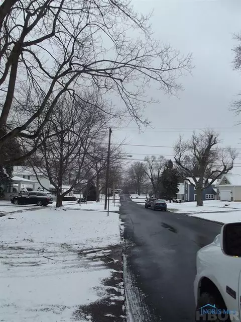 327 N 2nd St, Upper Sandusky, OH 43351 photo 3