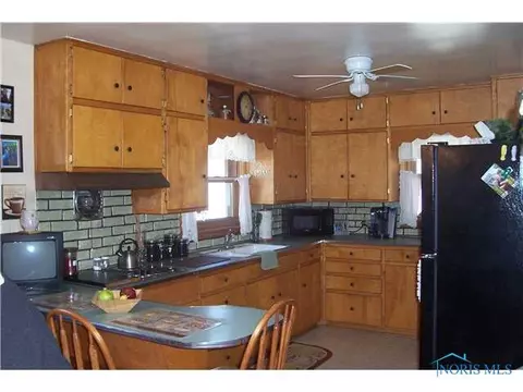 437 E Wilson, Bryan, OH 43506 photo 2