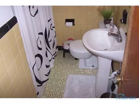 642 S Wheeling, Oregon, OH 43616 photo 12