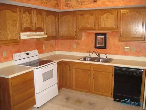 1517 Colonial Ln, Bryan, OH 43506 photo 3
