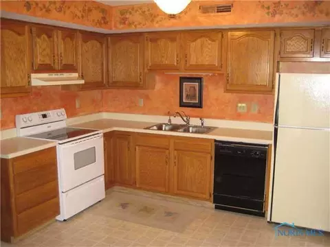1517 Colonial Ln, Bryan, OH 43506 photo 2