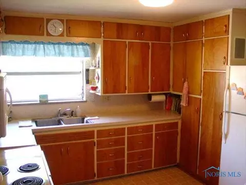 505 Sunny Dr, Bryan, OH 43506 photo 2