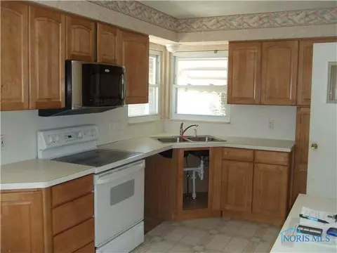 2231 Hinde Rd, Toledo, OH 43607 photo 2