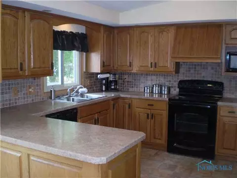 2932 Crocus, Oregon, OH 43616 photo 4
