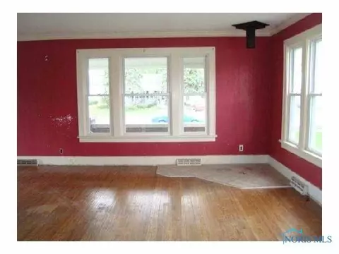 233 E Un, Walbridge, OH 43465 photo 2