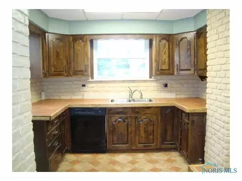 233 E Un, Walbridge, OH 43465 photo 4