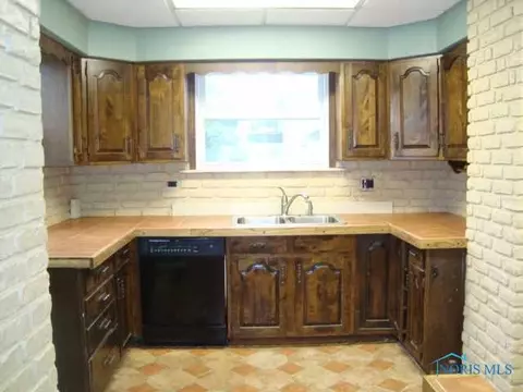 233 E Un, Walbridge, OH 43465 photo 3
