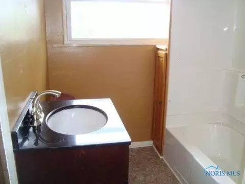 233 E Un, Walbridge, OH 43465 photo 7